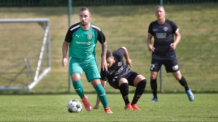 Der Sievershäger Marcel Peters (links/hier beim 0:8 im Landespokal gegen Dynamo Schwerin) eröffnete beim 3:3 gegen den Rostocker FC II den Torreigen in der 2. Minute mit seinem 13. Saisontreffer.