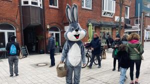 Der Osterhase taucht unerwartet in der Großen Straße auf und verbreitet nicht nur Osterstimmung, ...
