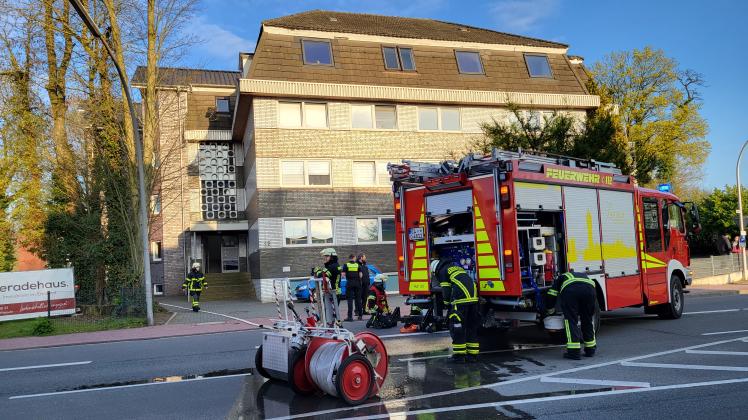 Bewohner nehmen Gasgeruch in Mehrfamilienhaus in Lingen wahr