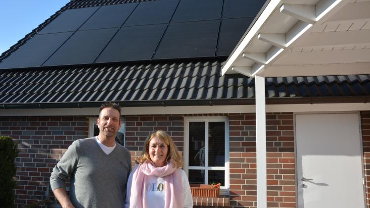 Andrea und Rudy Gijsbertsen vor der Solaranlage auf dem Dach ihres Hauses in Bad Laer.