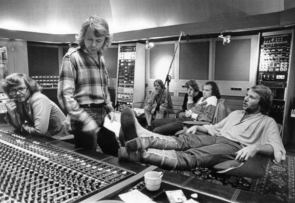 Abba-Gitarrist Lasse Wellander (7. April): Der langjährige Gitarrist der schwedischen Popband Abba, Lasse Wellander (2. v.r.), ist im Alter von 70 Jahren gestorben, wie die schwedische Zeitung „Göteborgs-Posten“ unter Berufung auf Angaben der Familie berichtete. STOCKHOLM 1978-09-29 Technican Michael Tretow, Bjorn Ulvaeus and Benny Andersson duing the production of a new ABBA albu