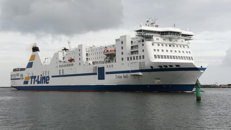 Die „Tinker Bell“ beim Einlaufen in den Rostocker Hafen: An Bord des 190 Meter langen Schiffes finden mehr als 700 Passagiere Platz.