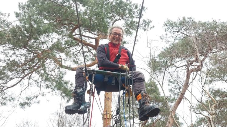 Kletterwald-Betreiber Roland Wuhrer probt gerade das neue Element im Risiko-Parcour 9. 