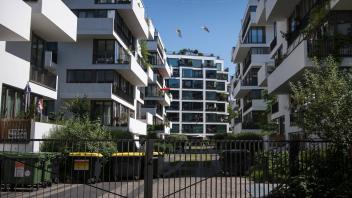 Ein Komplex von neugebauten Eigentumswohnungen zwischen der Rigaer und der Liebigstraße im Bezirk Friedrichshain in Berl