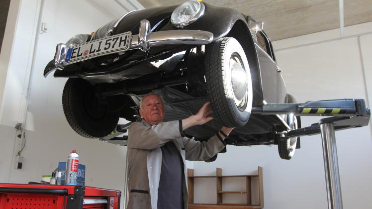 Legt immer noch gerne Hand an „sein Schmuckstück“: August Robbe „Baujahr 1940“ mit dem VW Käfer 1200, gebaut im September 1957, und aus der Sammlung von Alfred Lampa vom gleichnamigen Autohaus in Lengerich.