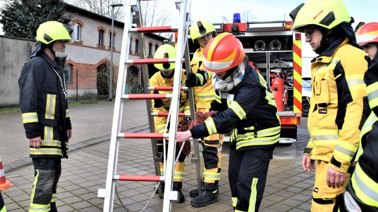Angehende Feuerwehrleute beim praktischen Teil der Truppmannausbildung. 