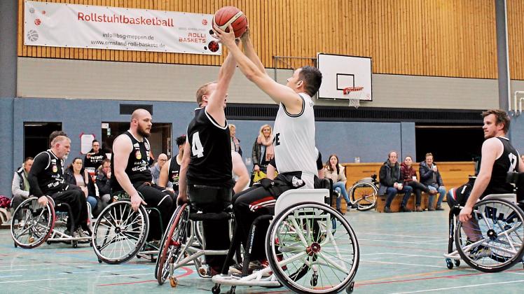 Kampf um den Ball: RSC-Spieler Nico Röger (Nummer 4) und  Karsten Borchert (rechts) von den Emsland Rolli Baskets. Foto: ERB-Foto