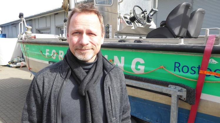 Dr. Christopher Zimmermann, Leiter des Thünen-für Ostseefischerei, hier vor dem Arbeitsboot des Instituts für flache Küstengewässer „Belone“.