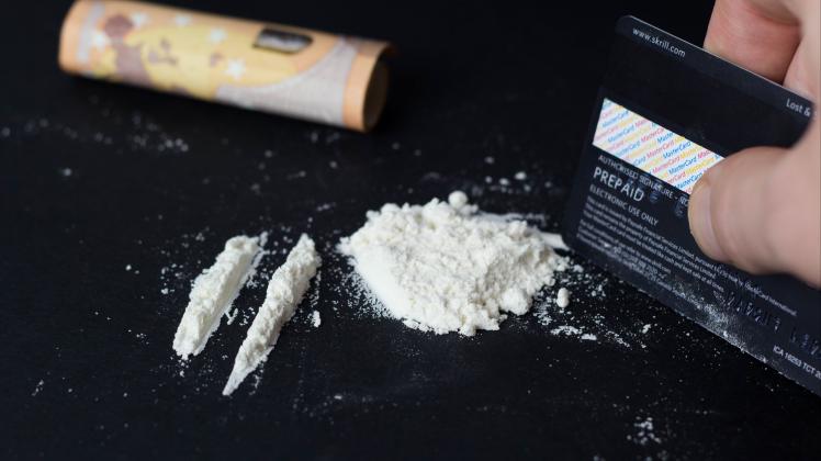 Kokain wird in sogenannten Lines geschnupft. Der Besitz des Rauschmittels und der Handel damit sind illegal.