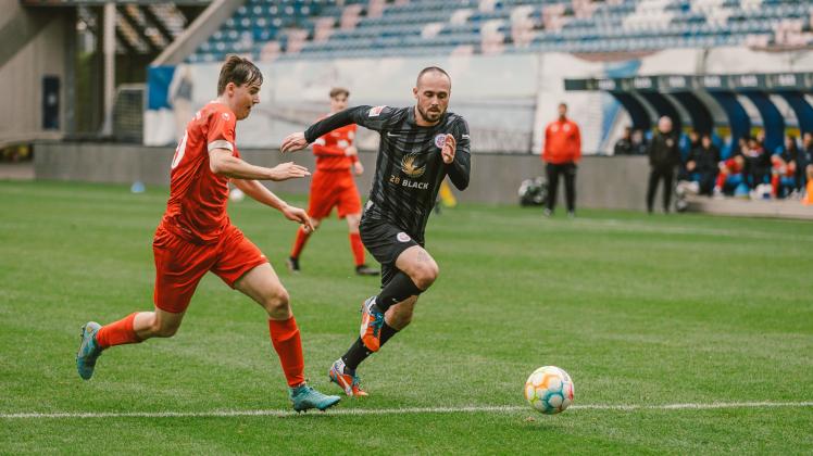Pascal Breier (rechts, hier im Testspiel der Profis gegen den FC Förderkader) erzielte am Sonnabend, 9. April, sein erstes Pflichtspieltor in dieser Saison. Er traf für die U23 des FC Hansa.