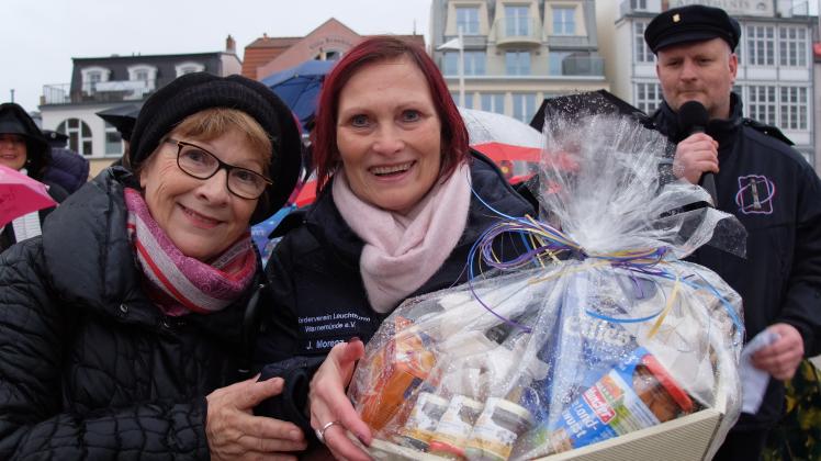 Marita Bojarra (l.) mit Schatzmeisterin Inge Morenz und Mathias Stagat vom Leuchtturm-Verein. Sie verabschiedet sich am Rande des Adventssingens von ihrer Rolle und der Leuchtturm-Verein dankt der engagierten Warnemünderin. 