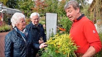 Eine von 19 Stationen der Dötlinger GartenKultour: Auch Olaf Schachtschneider (rechts) vom gleichnamigen Pflanzenhof ist wieder mit von der Partie (Archivfoto).
