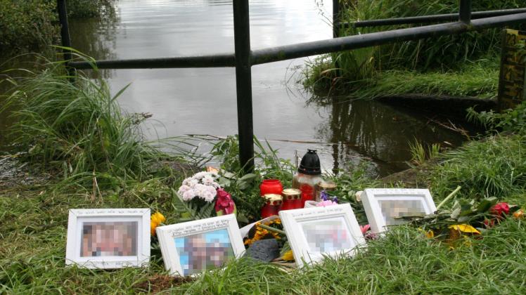 Nach dem Unglück waren nahe der Unfallstelle Blumen, Kerzen und Bilder zum Gedenken an die Opfer aufgestellt worden.