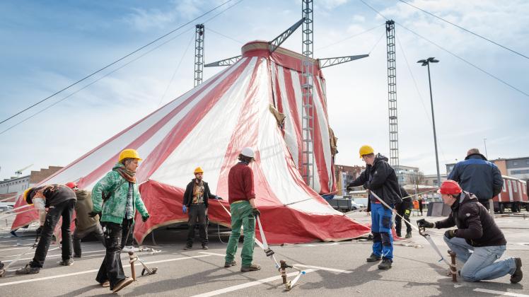 Das Zirkuszelt des „Circus Fantasia” wird am Kabutzenhof errichtet.Foto: Georg Scharnweber