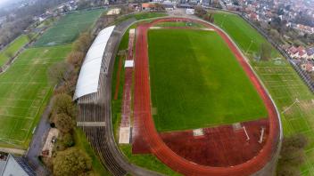 Ab Ende April wird der Sportpark Illoshöhe in Osnabrück zur Baustelle: Der Hauptplatz und die Laufbahn werden saniert.