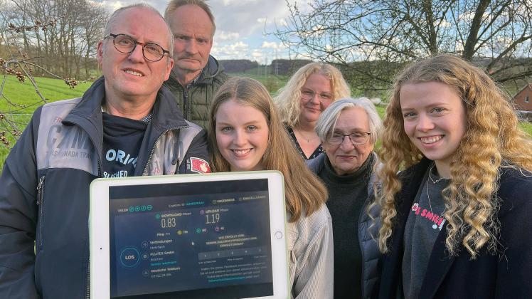 Martin Schürmeyer, Norbert Schütte, Vanessa Schürmeyer, Kerstin Schürmyer, Emmy Driepel und Jasmin Schürmeyer haben gemeinsam mit ihren Nachbarn eine Bürgerinitiative gebildet. Sie wollen endlich schnelles Internet.