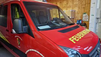 Der frühere Aufenthaltsraum wurde im Gerätehaus kurzerhand zur Garage umfunktioniert. Das Auto passt aber auch nur gerade so in den Raum.