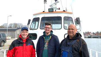 Große Ziele: Fähr-Initiator Gerhard Jacobsen, Hochschul-Student Jonathan Lehmbecker und Kapitän Palle Heinrich auf der „Thjalfe“.