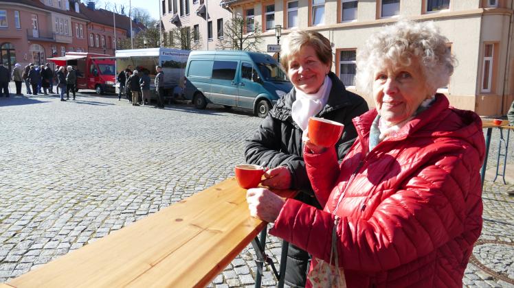 Auf dem Wochenmarkt können Besucher unter anderem Wurst, Fisch oder Obst kaufen und wie Martha Lienshöft (links) und Elfi Meyer einen Kaffee genießen.