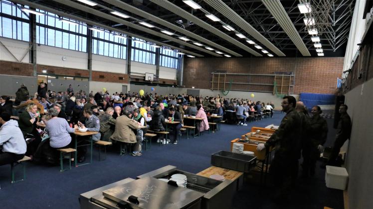 Volle Turnhalle bei der Bundeswehr, zum Familientag waren Hunderte Angehörige von Rekruten nach Hagenow gekommen.