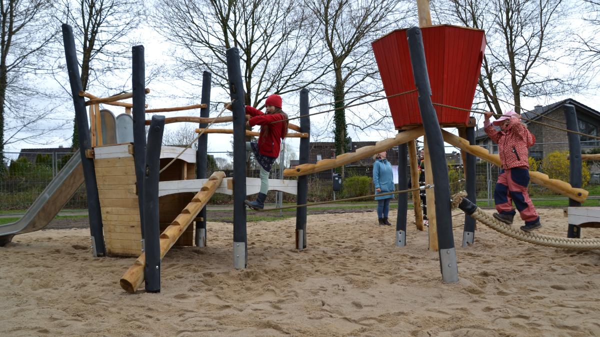 Spielgerät Piratenwelt auf Spielplatz in Neumünster eingeweiht SHZ
