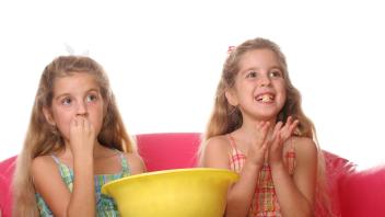 children watching a movie laughing & eating popcorn PUBLICATIONxINxGERxSUIxAUTxONLY Copyright: 30303771