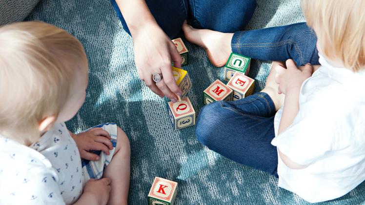Kinder spielen