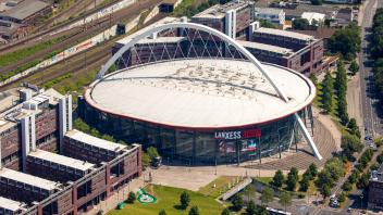 Luftbild vom Stadtteil Deutz mit Lanxess Arena Kölnarena Mehrzweckhalle mit Spitznamen Henkelmän
