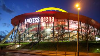 Lanxess Arena 18.02.22, Koeln: Lanxess Arena in der blauen Stunde von aussen im Winter. Koeln Nordrhein-Westfalen Lanxes