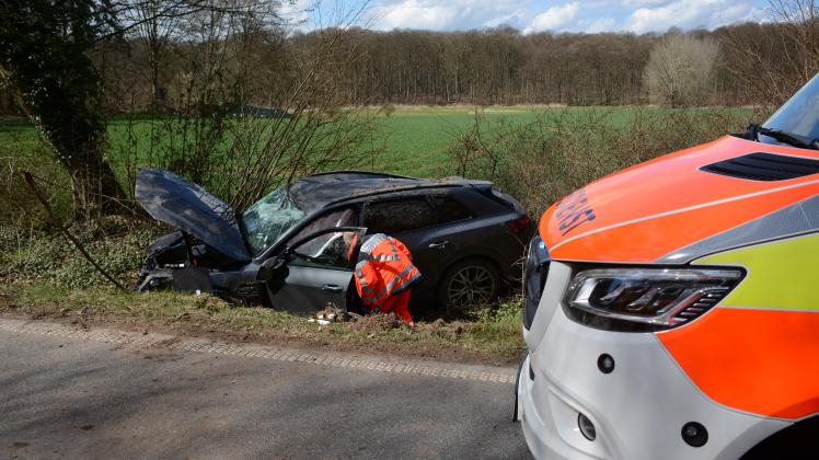 Audi überschlägt Sich Nach Zusammenprall Mit Bmw Bei Poggensee Shz