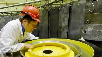 Bergung rostiger Fässer im Kernkraftwerk Brunsbüttel
