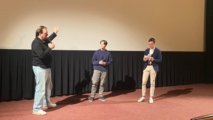 Die Schüler Ole Maximilian Schläfke (r.) und Fridrik Eisfeld (M.) führen im Liwu Metropol mit Charly Hübner ein Filmgespräch über seine Doku „Wildes Herz“.