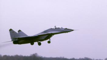 Kampfflugzeug MiG-29 (Ehemaliges NVA Flugzeug) vom Jagdfliegergeschwader 3 hat die neue Kennung der Luftwaffe der Bundesrepublik Deutschland auf dem Flugplatz Preschen, am 15.11.1990. Altarchiv VI-19 45512