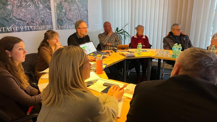 Gespannt verfolgen die Mitglieder des Bauausschusses der Gemeinde Wittendörp dem Vortrag des Projektentwicklers für den Solarpark Püttelkow und empfehlen ihn am Ende weiter.