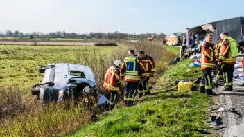 In einer Kurve der K30 stießen Lastwagen mit Kofferaufbau und ein Mercedes Sprinter zusammen.