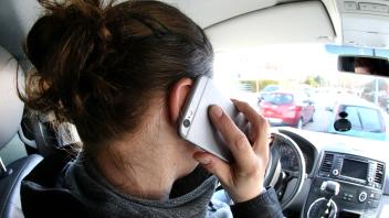 Handy am Steuer 21 03 18 Handy am Steuer GER Berlin Bild Frau hält Mobiltelefon an Ohr während