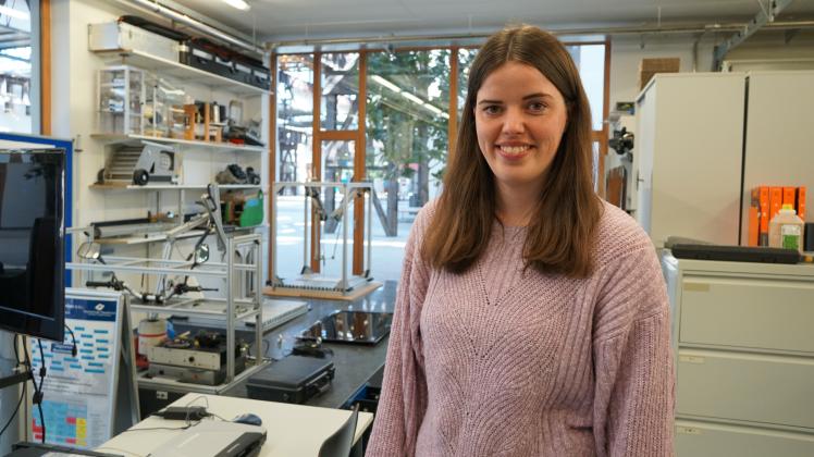Am Campus Lingen gibt es eine eigene Werkstatt für das Fach Maschinenbau, in dem Studierende eigene Konstruktionen anfertigen können. Auch hier ist Kira Holtkötter stark in der Minderheit: Sie ist in dem Fach die einzige Frau in ihrem Jahrgang. 