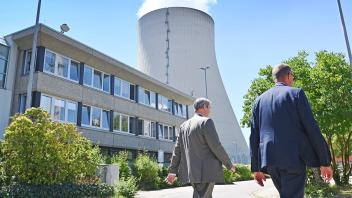 Markus SOEDER (Ministerpraesident Bayern und CSU Vorsitzender) und Friedrich Merz auf dem Kraftwerksgelaende. Ministerpr