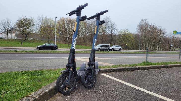 Die E-Roller vom Rostocker Anbieter Moin sind seit 2021 in Schwerin unterwegs.