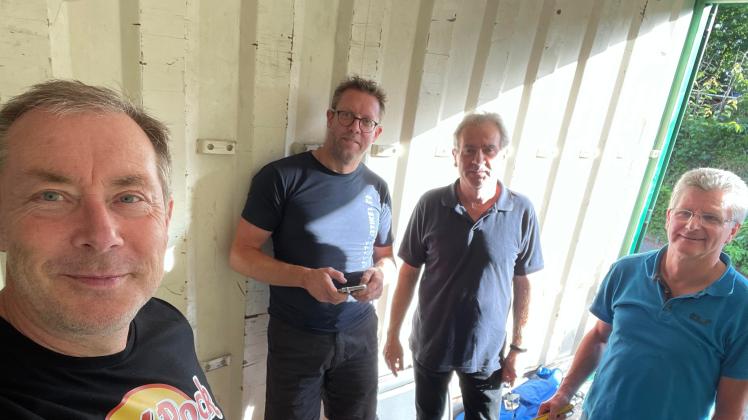 Kurt Strube, Christian Veldboer, Willi Renz und Norbert Tewes (von links) stecken hinter dem Container-Projekt „Ikonium“.