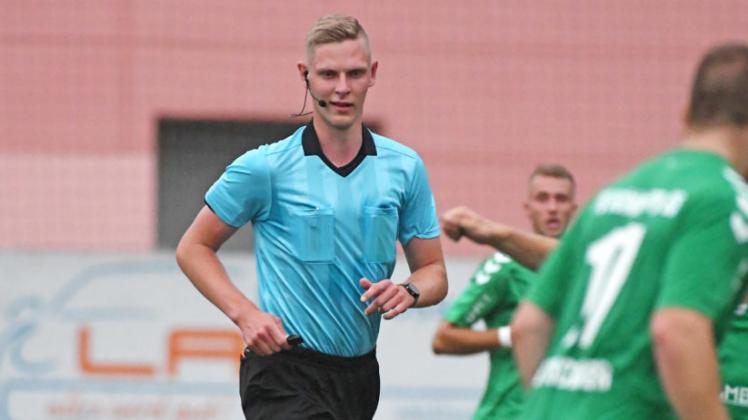 Marvin Tennes pfeift seit dieser Saison in der Fußball-Oberliga. Der 21-Jährige gilt als eines der größten Schiedsrichter-Talente in Mecklenburg-Vorpommern.