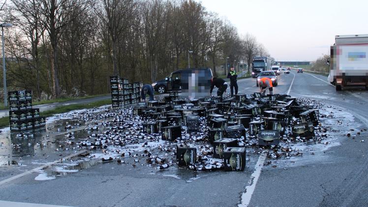 Ein Lkw hat in Beckum (Kreis Warendorf) seinde Ladung verloren: 150 volle Kisten Bier verteilten sich am Freitagmorgen auf der Straße. 