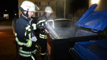 Feuerwehr Glinde bei Nachlöscharbeiten bei einem Containerbrand