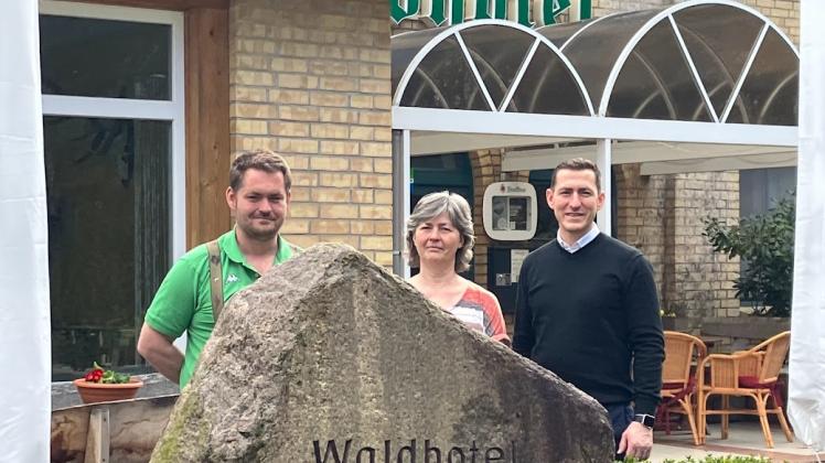 Alexander, Michaela und Axel Eichhorst (vl) führen das Waldhotel gemeinsam