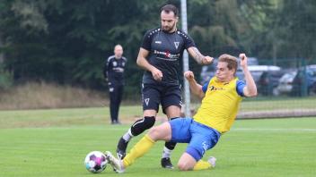 Wie in diesem Zweikampf Tim Rathjens (rechts) gegen Marco Franciosi setzte sich im Hinspiel der TuS Jevenstedt gegen den TSV Vineta Audorf durch.
