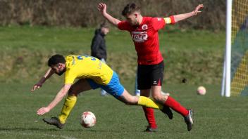 Bloß nicht stolpern im Abstiegskampf: Lennart Carstensen (li.) und sein Barkelsbyer SV empfangen am Sonntag, 16. April, den SV BW Löwenstedt.
