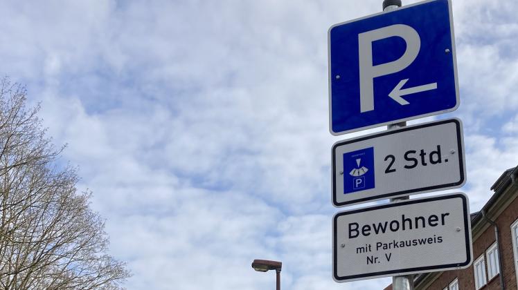 Schild in der Jean-Sibelius-Straße: In der Bewohnerparkzone V dürfen Fremdparker ihr Auto für zwei Stunden mit einer Parkscheibe abstellen.