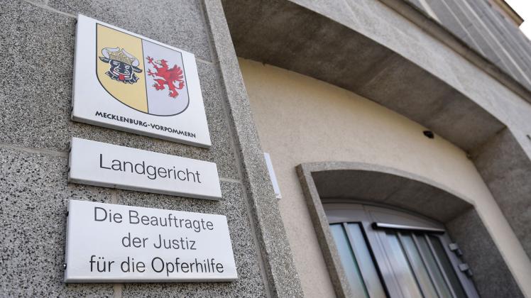 Schilder Mecklenburg-VorpommernLandgericht Die Beauftragte der Justiz für die OpferhilfeRostockFoto: Georg Scharnweber