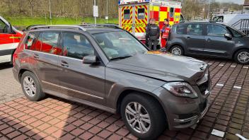 Der Mercedes der Seniorin wurde beschädigt. Sie selbst und auch ihre Beifahrerin wurden verletzt.