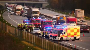 Verkehrsunfall auf der A7 bei Großenaspe am Freitagabend. Es kommt zu kilometerlangem Stau Richtung Norden.